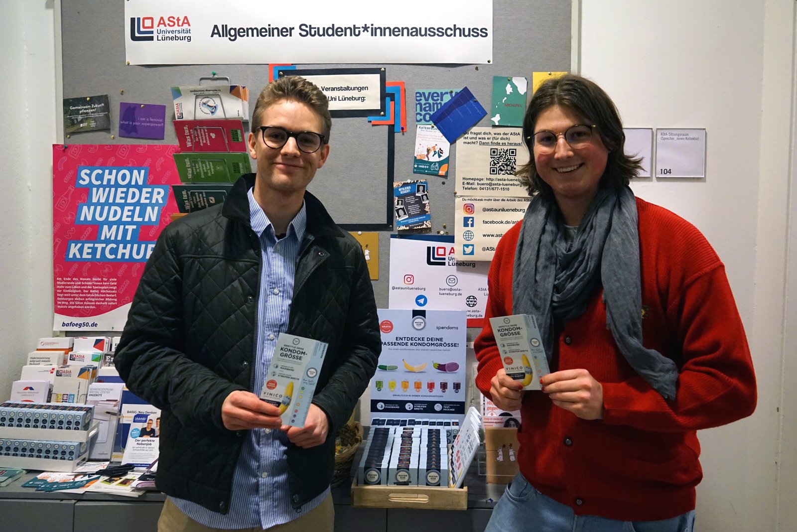 Luiss no Spondoms (pa kreisi) kopā ar Maksu no Līneburgas Universitātes AStA (pa labi) atver bezmaksas prezervatīvu dozatoru.