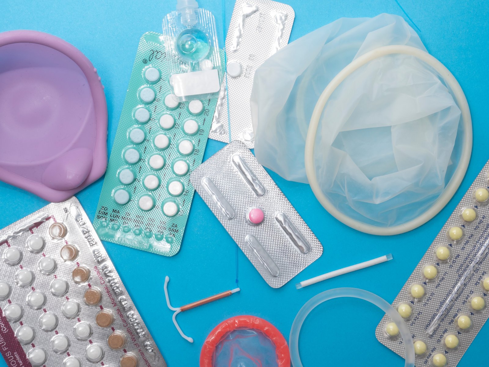 Zils fons, uz kura atrodas dažādi hormonālie un bezhormonu kontracepcijas līdzekļi sievietēm.