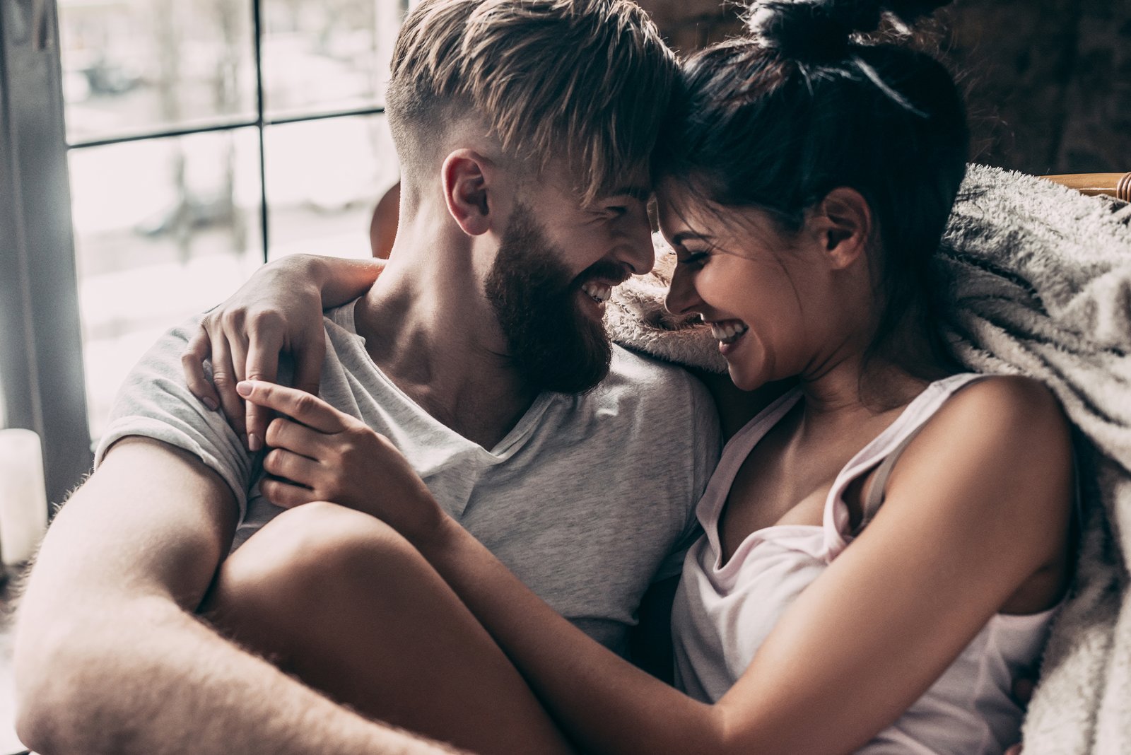 Cuddling pāris - seksa padomi pret bloķēšanas garlaicību
