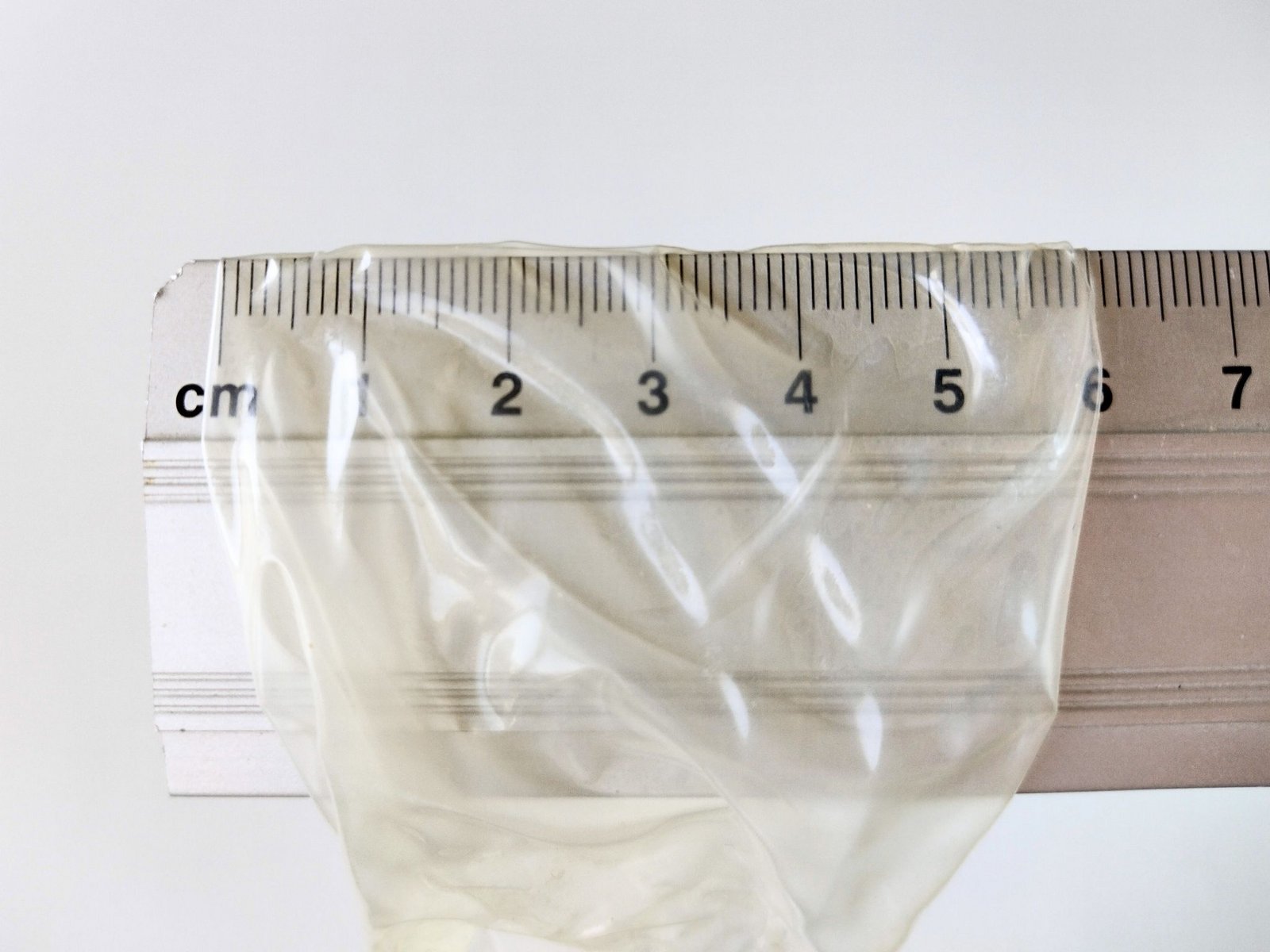 Prezervatīva nominālais platums, mērot ar lineālu