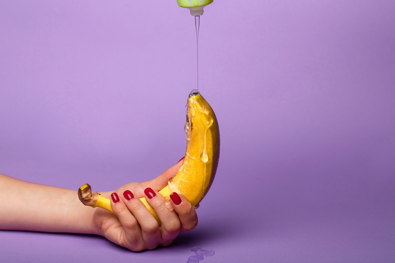 Smērviela tiek tecināta pa banānu, ko tur ar vienu roku.