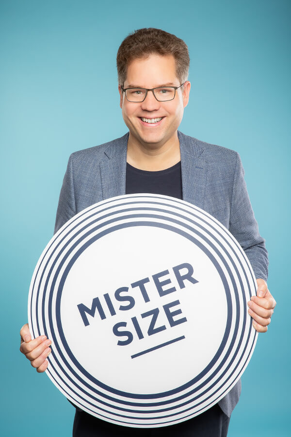 Jan Vinzenz Krause ar MISTER SIZE logotipu